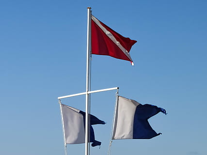 flaggor, navigering, marin-, navigeringsflaggor, utsliten, vinka, vind, flagga, patriotism, röd, hängande, inget folk, blå, himmel, miljö, lågvinkelvy, natur, klar himmel, stjärnform, dag, stolthet, Pol, form, utomhus, oberoende, nationell ikon, 2K, CC0, offentligt domän, royaltyfria