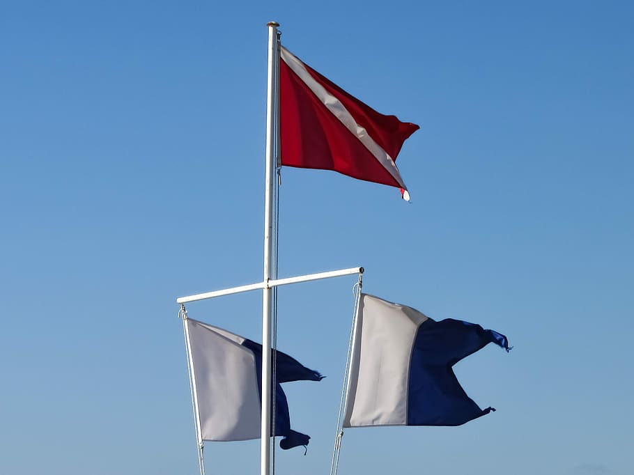 flag, navigation, marine, navigations flag, slidt ud, vinke, vind, patriotisme, rød, hængende, ingen mennesker, blå, himmel, miljø, lav vinkel visning, natur, skyfri himmel, stjerne form, dag, stolthed, pol, form, udendørs, uafhængighed, nationalt ikon, 2K