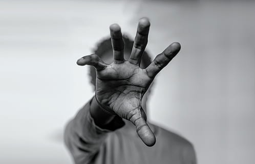 mano, hombre, Fondo blanco, mano humana, parte del cuerpo humano, parte del cuerpo, una persona, dedo humano, dedo, centrarse en primer plano, foto de estudio, problemas sociales, persona irreconocible, adentro, de cerca, gesticulando, alcanzando, gris, palma, sucio, extremidad humana, agresión, cara oscurecida, 5K, CC0, dominio público, libre de derechos