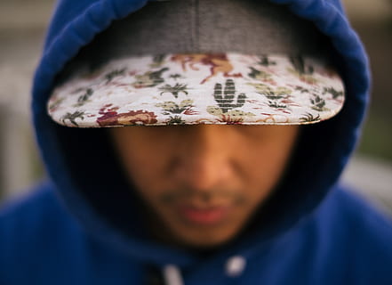 tuvu, foto, balts, zaļa, sarkans, ziedu, vāciņu, sekla, fokusa fotografēšana, kapuci, selektīvu fokusu, persona, zils, kapuce, cilvēkiem, viens cilvēks, kaukāzietis, šāviens galvā, skats no priekšas, tuvplāns, viduslaiku pieaugušais, tikai viens cilvēks, portrets, pieaugušais, bandana, apģērbs, ķermeņa daļa, pārsegs - apģērbs, skatoties uz kameru, cilvēka ķermeņa daļa, vīriešiem, pārsegs, koncentrēties uz jaunajām zināšanām, telpās, cilvēka seju, 4K, CC0, publiskais domēns, bez atlīdzības