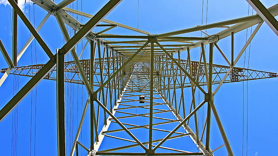 photographie à faible angle, gris, la tour, pylône, actuel, électricité, strommast, ligne électrique, énergie, haute tension, les lignes électriques, ligne, lignes, isolateurs, poteaux électriques, renforcer, caténaire, elektrik, risque, source de courant, La technologie, lignes supérieures, bleu, smog électronique, champs alternatifs magnétiques, fils, les mâts, ciel, des nuages, Tension, distribution d'électricité, la perspective, au dessous de, haute, architecture, bâtiment, puissant, du fond, vue d'en bas, câble, pylône électrique, acier, poutre, personne, ciel clair, en plein air, lien, structure construite, production de carburant et d'électricité, la nature, modèle, métal, faible angle de vue, journée, ensoleillé, directement en dessous, alliage, communications globales, complexité, concentrique, 4K, CC0, domaine public, libre de droits