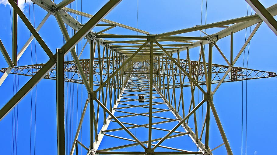 fotografia d'angle baix, gris, torre, piló, corrent, electricitat, strommast, línia elèctrica, energia, alt voltatge, línies elèctriques, línia, línies, aïlladors, pols de potència, reforçar, catenària, elektrik, risc, Font d'alimentació, tecnologia, línies superiors, blau, electro smog, camps magnètics alterns, cables, pals, cel, núvols, voltatge, distribució d’electricitat, perspectiva, baix, alt, arquitectura, edifici, potent, des del fons, veure des de baix, cable, piló d’electricitat, acer, viga, cap gent, cel clar, a l'aire lliure, connexió, estructura construïda, generació de combustible i energia, naturalesa, patró, metall, vista d’angle baix, dia, assolellat, directament a sota, aliatge, comunicacions globals, complexitat, concèntric, 4K