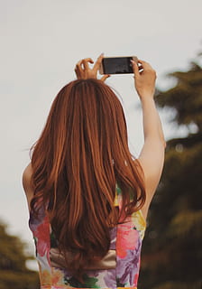 selektīvs, fotogrāfija, sieviete, Ņemot, selfie, sievietēm, fotografēšana, ārā, Mobilais telefons, viens cilvēks, cilvēkiem, saimniecība, kaukāzietis, kameras - fotoiekārtas, pieaugušais, jaunietis, tehnoloģijas, dzīvesveidu, viedtālrunis, raksturs, tālruni, meklē, jaunām sievietēm, aizmugurējais skats, cilvēka ķermeņa daļa, tikai pieaugušajiem, rudmatis, bezvadu tehnoloģija, fotografēšanas tēmas, portatīvo informācijas ierīci, darbību, gariem matiem, frizūra, atpūtas pasākumi, mati, komunikāciju, reāliem cilvēkiem, koncentrēties uz jaunajām zināšanām, paceltas rokas, 1080P