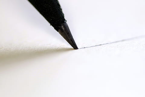 penna nera, nero, penna, matita, scrivere, affilato, Stazionario, ufficio, scuola, formazione scolastica, scienza, scrivania, lavoro, linea, carta, disegnare, taccuino, attività commerciale, avvicinamento, nessuno, girato in studio, sfondo bianco, pennino, giorno, calligrafia, inchiostro, copia spazio, strumento di scrittura, in casa, arte e artigianato, scrittura, colore nero, creatività, Colore bianco, pennello, semplicità, testo, penna stilografica, antico, 5K, CC0, dominio pubblico, privo di copyright