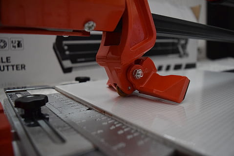 Cutter, Keramikfutter, Werkzeuge, Werkstatt, Fliesen, Keramikfliesen, Instrumente, Technologie, drinnen, rot, Ausrüstung, Nahansicht, Maschinen, keine Leute, Herstellungsausrüstung, Industrie, Maschinenteil, Steuerung, Arbeitsgerät, Musik-, selektiver Fokus, Geschäft, Kommunikation, Büro, Besetzung, Drehscheibe, Kunst, Kultur und Unterhaltung, 1080P, CC0, gemeinfrei, lizenzfrei
