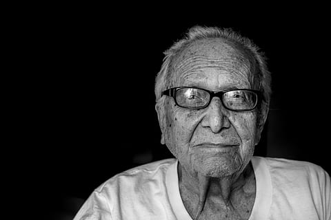în tonuri de gri, om, purtare, cămaşă, ochelari de vedere, tonuri de gri, alb, timp, adult senior, oameni, o persoana, oameni superiori, portret, seniori, bărbați, zbârcit, procesul de îmbătrânire, pensionare, Fundal negru, umane, etnie caucaziană, vechi, masculi, păr gri, mod de viata, privind camera, adult, doar un om senior, păr alb, matur adult, alb-negru, cap si umeri, numai bărbații în vârstă, oameni adevărați, bunic, concepte și idei, doar adulți, lovitură de cap, vedere din față, în interior, ochelari, studio shot, spațiu copie, a închide, contemplare, 5K, CC0, domeniu public, fără drepturi de autor