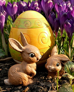 dos, figuretes de conill, groc, decoratiu, ou, porpra, flors, dia, conill de Pasqua, xifres, Pasqua, divertit, dolç, bonic, decoració de pasqua, llebre, cap gent, estalvis, primer pla, a l'interior, temes d'animals, animal, naturalesa, planta, representació animal, vertebrats, representació, mamífer, joguina, a l'aire lliure, decoració, grup d’animals, art i artesania, fauna animal, flor, 1080P, CC0, domini públic, lliure de regalies