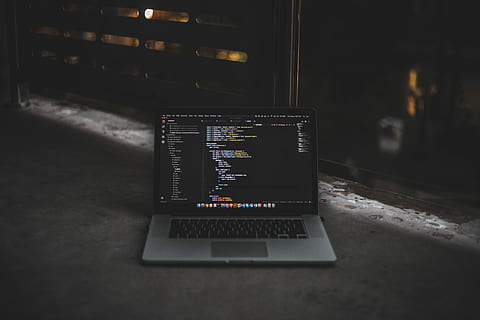 macbook, pro, à l'intérieur, gris, pièce, photo, ordinateur portable, tourné, ordinateur, portable, codage, écran, code, Urbain, angulaire, javascript, code visuel, simple mentor, mode de vie, travail, technologie, la programmation, la communication, La technologie, Technologie sans fil, personne, lien, texte, table, fermer, nature morte, illuminé, nuit, se concentrer sur le premier plan, chambre domestique, ouvrir, affaires, l'Internet, écriture occidentale, 5K, CC0, domaine public, libre de droits