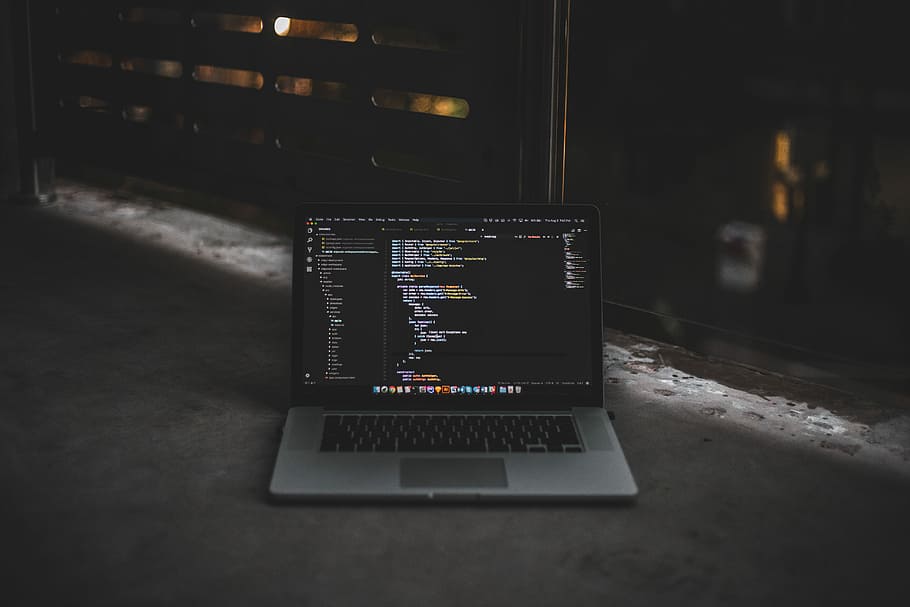 MacBook, pro, endins, gris, habitació, foto, ordinador portàtil, convertit, ordinador, portàtil, codificació, pantalla, codi, urbà, angular, javascript, codi visual, mentor simple, estil de vida, treballar, tecnologia, programació, comunicació, tecnologia sense fils, cap gent, a l'interior, connexió, text, taula, primer pla, natura morta, il·luminat, nit, centrar-se en primer pla, habitació domèstica, obert, negocis, Internet, guió occidental, 5K