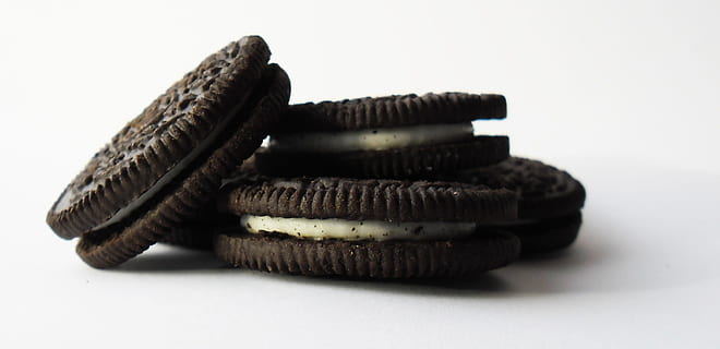 Kekse, Plätzchen, Textdatei, computerterm, Computercode, Werbung, weißer Hintergrund, Studioaufnahme, Mode, schwarze Farbe, altmodisch, keine Leute, drinnen, Stapel, Schokolade, Lebensmittel, Nahansicht, Essen und Trinken, Gruppe von Objekten, braun, ausgeschnitten, Süßes Essen, Gelb, Fokus auf den Vordergrund, Genuss, selektiver Fokus, Schutz, Snack, Versuchung, 2K, CC0, gemeinfrei, lizenzfrei
