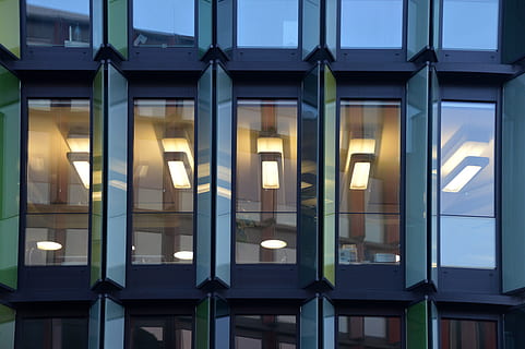 tændt loftlampe, lys, vindue, spejling, kontor, arkitektur, lamellar, bygning, glas, facade, glas - materiale, kontorbygning, bygning udvendig, bygget struktur, urban scene, moderne, afspejling, forretning, by, blå, arkitektur og bygninger, byliv, ingen mennesker, fuld ramme, myndighed, belyst, lav vinkel visning, belysningsudstyr, nat, skumring, udendørs, glødende, mønster, side om side, loft, 5K, CC0, offentligt domæne, royaltyfrie