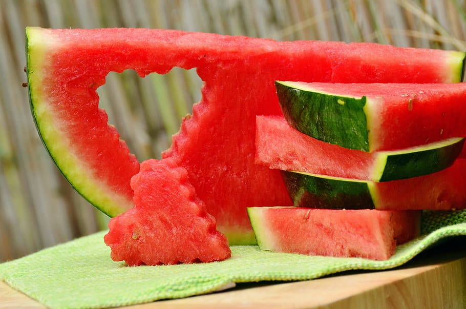 skåret vandmelon, melon, vandmelon, frugt, rød, papirmasse, saftig, forfriskning, mad, knust, hjerte, friskhed, skive, moden, organisk, sund kost, Vegetarmad, slankekure, frø, natur, tværsnit, tæt på, gourmet, sommer, mad og drikke, velvære, grøn farve, ingen mennesker, stilleben, sødt mad, indendørs, fokus på forgrunden, hakket, snack, 4K