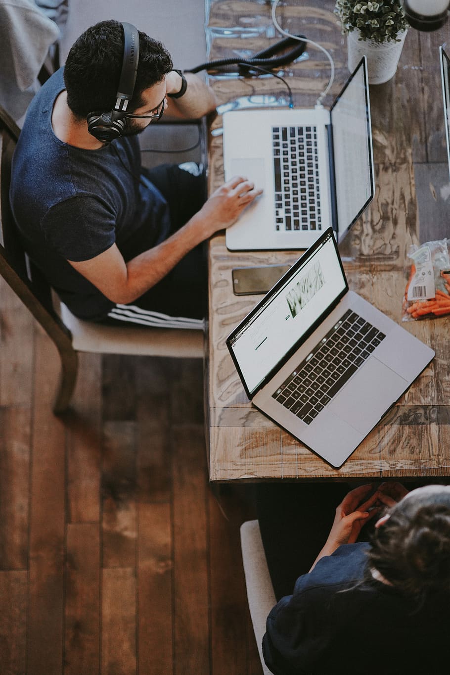 home, assegut, cadira, mirant, ordinador portàtil, marró, fusta, tocar, MacBook, pro, treball, taula, portàtil, col·lega, tecnologia, ordinador, tecnologia sense fils, usant portàtil, persones reals, comunicació, una persona, connexió, vista d’angle alt, a l'interior, roba casual, homes, estils de vida, adult, mobles, navegar per la xarxa, 8K