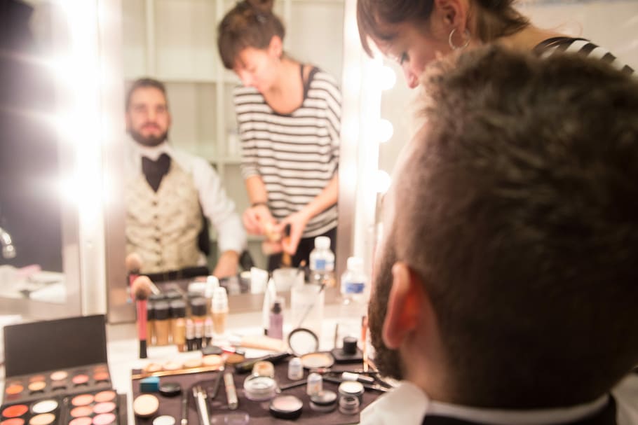 mand, foran, spejl, sidder, ved siden af, kvinde, makeup, bryllup, Brudgom, han-, herrer, gruppe af mennesker, hanner, voksen, ung voksen, indendørs, samvær, Kvinder, unge kvinder, stående, unge mænd, midt voksne mænd, portræt, midt voksen, mennesker, meddelelse, bagfra, 5K