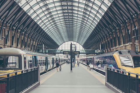gent, estació de tren, grup, King's Cross Station, a l'interior, arquitectura, transport, moviment borrós, plataforma d’estació de ferrocarril, tren de metro, tren - vehicle, transport públic, transport per ferrocarril, manera de transport, tren, estació de ferrocarril, grup de persones, sostre, viatjar, tren de passatgers, persones incidentals, estructura construïda, arc, vies del ferrocarril, persones reals, pista, estació, esperant, 4K, CC0, domini públic, lliure de regalies