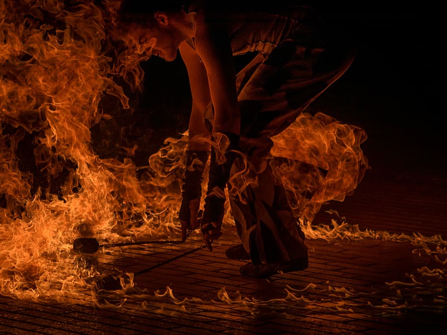 maschio, ballerino del fuoco, detenzione, Due, torce, circondato, uomo che danza fuoco, uomo, danza del fuoco, fiamme, fuoco, danza, ardente, fuoco - fenomeno naturale, fiamma, calore - temperatura, movimento, notte, natura, cartello, una persona, segnale di pericolo, lunghezza intera, abilità, prestazione, buio, comunicazione, adulto, legna, sfondo nero, arto umano, 2K