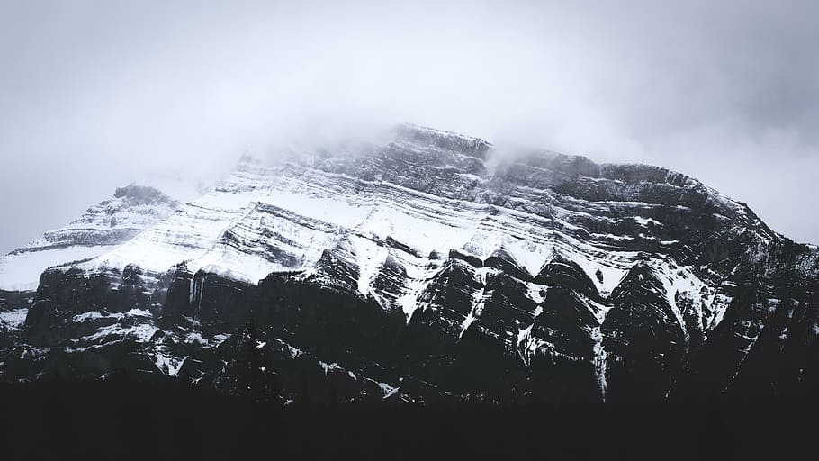 Alpen, umgeben, Nebel, Berg, Hochland, Wolke, Himmel, Gipfel, Grat, Landschaft, Natur, Tal, Schwarz und weiß, Schnee, Winter, draußen, szenen, kalte Temperatur, Szenen - Natur, schneebedeckter Berg, Schönheit in der Natur, Gebirge, Umgebung, wolke - himmel, ruhige Szene, keine Leute, Ruhe, Pinaceae, Nadelbaum, Kiefer, 5K
