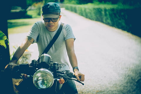 er, nou, diferite soiuri, transport, o persoana, oameni adevărați, ochelari, vedere din față, drum, haine casual, Activitatea de agrement, mijloc de transport, motocicletă, stiluri de viață, zi, Modă, tânăr adult, trei sferturi de lungime, ochelari de soare, călărie, Barbat tanar, să se concentreze asupra primelor elemente, în aer liber, 1080P, CC0, domeniu public, fără drepturi de autor