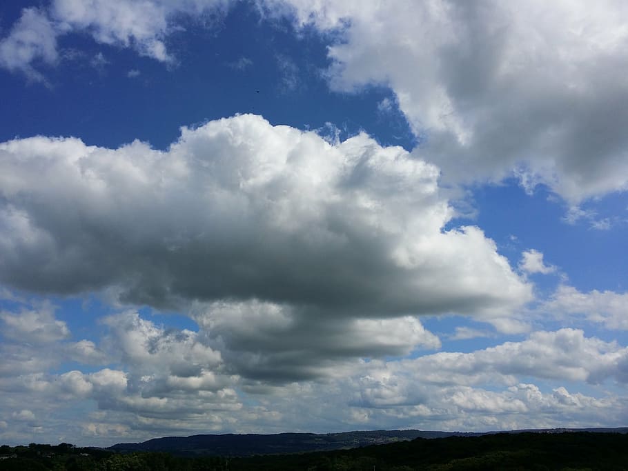núvols, jura, cel, núvol - cel, bellesa a la natura, escenics - natura, medi ambient, dia, naturalesa, paisatge, tranquil·litat, escena tranquil·la, cap gent, blau, horitzó, a l'aire lliure, horitzó sobre la terra, esponjós, escena no urbana, cel dramàtic, 4K