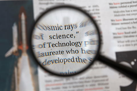 palabra tecnología, aumentador, vaso, concepto, documento, atención, carta, mirando, aumentar, periódico, papel, buscar, tecnología, texto, palabra, enfocar, ciencia, lupa, escrutinio, de cerca, escritura occidental, los anteojos, lentes, analizando, aumento, nadie, enfoque selectivo, negocio, financiar, adentro, foto de estudio, leyendo, los medios de comunicación, revista, buscando, distorsionado, 4K, CC0, dominio público, libre de derechos