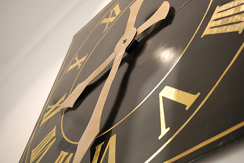 orologio, ore, otto e mezza, puntatori, orologio da parete, comporre, nessuno, avvicinamento, mezzi di trasporto, auto, modo di trasporto, comunicazione, veicolo a motore, giallo, tecnologia, stazionario, cartello, vista dall'alto, in casa, cultura artistica e intrattenimento, veicolo terrestre, riflessione, giorno, strumento musicale, 4K, CC0, dominio pubblico, privo di copyright