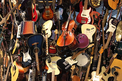 Gitarren, Turm, Seattle, Instrumente, E-Gitarren, Rockgitarre, Kunst, elektrische Gitarre, Saiteninstrument, Musikinstrument, Musik-, Kunst, Kultur und Unterhaltung, Musikinstrumentensaite, Gitarre, Musikausrüstung, zu verkaufen, große gruppe von gegenständen, Verkauf, Wahl, Geschäft, keine Leute, Variation, Zeichenfolge, Fülle, Markt, drinnen, Stillleben, hängend, Verkaufsdisplay, 2K, CC0, gemeinfrei, lizenzfrei