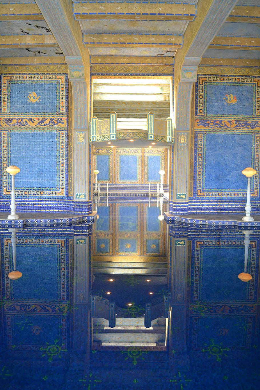 piscina, interior, reflexió, castell de Hearst, castell, san simeon, arquitectura, edifici, monterey, Califòrnia, pacífic, Costa, ranxo, EUA, Amèrica, cultures, religió, a l'interior, cap gent, estructura construïda, porta, patró, entrada, blau, dia, material de fusta, buit, en fila, absència, destinacions de viatge, simetria, sostre, ornamentat, luxe, 4K