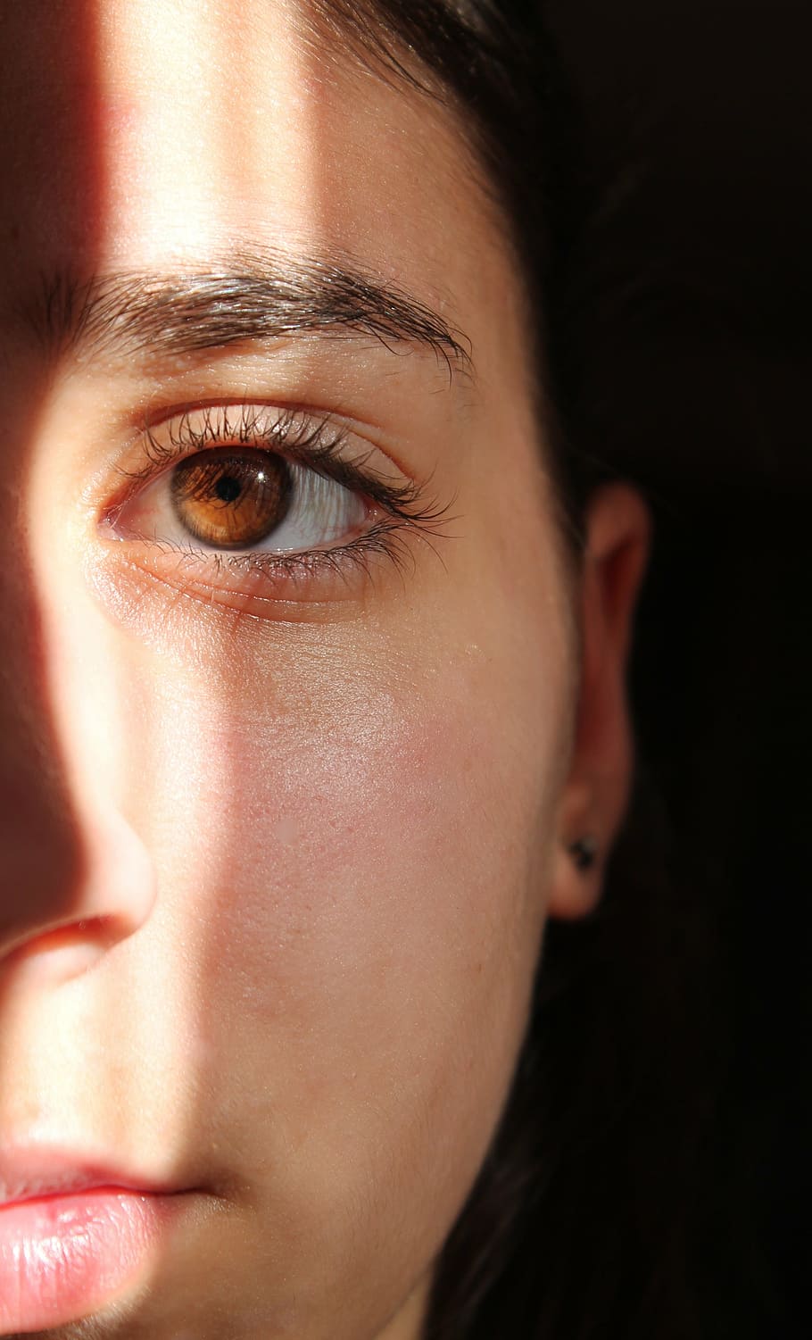 foto, dona, mitja cara, ull, ombra, llum, cara, noia, nas, boca, gent, dones, rostre humà, una persona, adult, retrat, primer pla, ètnia caucàsica, femelles, ull humà, mirant, bellesa, part del cos, part del cos humà, tir de l'estudi, fons negre, mirant la càmera, vista frontal, tirada al cap, adult jove, emoció, a l'interior, depressió - tristesa, contemplació, dona guapa, cella, globus ocular, llàgrima, 4K
