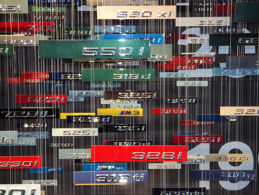 BMW, Auto, Technologie, Design, Vollbild, keine Leute, rot, Hintergründe, draußen, Tag, die Architektur, Stadt, Text, Kommunikation, Stadt leben, Wahl, große gruppe von gegenständen, Gebäudehülle, gebaute Struktur, Zeichen, Variation, Transport, Kraftfahrzeug, mehrfarbig, Nummer, 2K