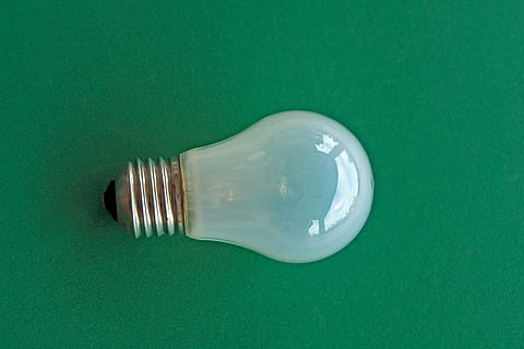 clar, llum de bombeta halògena, verd, superfície, bombeta, objecte, llum, idea, inspiració, vidre, brillant, energia, poder, solució, conceptual, idees creatives, creativitat, fosc, idea brillant, electricitat, cables elèctrics, watt, elèctric, edison, pensar, transparent, símbol, llum elèctrica, equips d’il·luminació, il·luminat, idees, innovació, tecnologia, sol objecte, imaginació, tir de l'estudi, a l'interior, fons de colors, cap gent, fons verd, natura morta, color verd, tallar, primer pla, taula, vista d’angle alt, directament a sobre, còpia espai, senzillesa, forquilla, filament, menjar i beguda, 4K