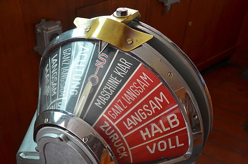 navire, opération, capitaine, pont de commande, contrôle, levier, métal, texte, la communication, fermer, rouge, La technologie, écriture occidentale, à l'intérieur, style rétro, personne, Téléphone, lien, cabine téléphonique, lettre capitale, équipement d'urgence, nombre, équipement, se concentrer sur le premier plan, machinerie, bouton poussoir, 4K, CC0, domaine public, libre de droits
