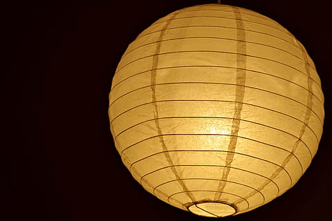 Laterne, Ersatzlampe, Kugel, Licht, Stimmung, Dekoration, Papier-, Haus, Abend, Lichtanlage, beleuchtet, Nacht-, keine Leute, drinnen, Gelb, Veranstaltung, Feier, Chinesische Lampe, schwarzer Hintergrund, Studioaufnahme, einzelnes Objekt, Elektrizität, glühend, elektrische Lampe, Muster, Papierlaterne, Chinesisches Neujahr, Festival, 5K, CC0, gemeinfrei, lizenzfrei