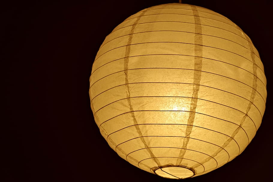 Laterne, Ersatzlampe, Kugel, Licht, Stimmung, Dekoration, Papier-, Haus, Abend, Lichtanlage, beleuchtet, Nacht-, keine Leute, drinnen, Gelb, Veranstaltung, Feier, Chinesische Lampe, schwarzer Hintergrund, Studioaufnahme, einzelnes Objekt, Elektrizität, glühend, elektrische Lampe, Muster, Papierlaterne, Chinesisches Neujahr, Festival, 5K