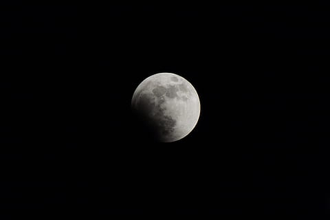 cheio, lua, período noturno, ilustração, eclipse da lua, eclipse, noite, crateras, Trevas, fundo preto, superfície lunar, Preto, céu, lua cheia, lua à noite, espaço, astronomia, beleza na natureza, scenics - natureza, natureza, ninguém, lua planetária, superfície da lua, tranquilidade, copie o espaço, idílico, cena tranquila, céu limpo, visão de baixo ângulo, Sombrio, forma, astrologia, ao ar livre, luar, espaço e astronomia, 4K, CC0, domínio público, royalty free