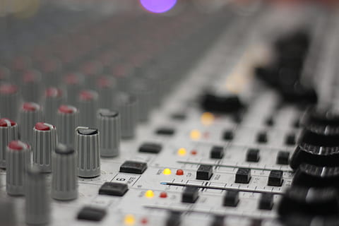 ddfo, ñdf, ñdldff, Musik-, Tontechnik, Tonmischer, Tonaufzeichnungsgeräte, Technologie, Kunst, Kultur und Unterhaltung, Steuerung, Schalttafel, Aufnahmestudio, Ausrüstung, Studio, Knopf, Mischen, Druckknopf, Lärm, drinnen, Stereo, elektrische Ausrüstung, selektiver Fokus, Elektronik-Industrie, keine Leute, Komplexität, elektrischer Mixer, Nachtleben, Radiosender, 5K, CC0, gemeinfrei, lizenzfrei