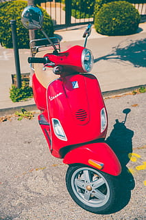 rot, grau, Motorrad, Motorroller, Transport, Vespa, Moped, Straße, draußen, Transportart, Landfahrzeug, Retro-Stil, städtische Szene, altmodisch, Tag, Roller, Kindheit, Transportmittel, Spielzeug, Stadt, High Angle View, stationär, Fokus auf den Vordergrund, Sonnenlicht, Fußweg, Nahansicht, Rad, 2K, CC0, gemeinfrei, lizenzfrei