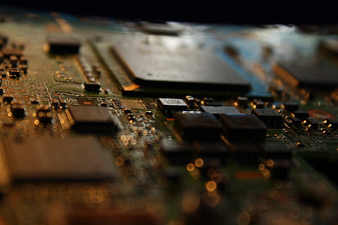 nærbillede fotografering, bundkort, teknisk, kredsløbsplade, elektronik, gammel, genbrug, processor, modstand, sprængning, isärplockad, åben, tæt på, elektronikindustrien, teknologi, computerchip, ingen mennesker, selektiv fokusering, forbindelse, computerudstyr, indendørs, industri, udstyr, computer, meddelelse, computer del, kompleksitet, kontrolpanel, lydoptagelsesudstyr, kontrollere, blande, 4K, CC0, offentligt domæne, royaltyfrie