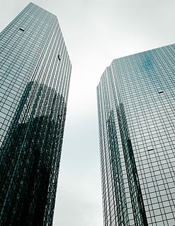 Francoforte (ii), baixo, construção de fotografia de ângulo, construção, arquitetura, janela, arranha-céu, céu, exterior do edifício, estrutura construída, exterior do prédio de escritórios, cidade, alto - alto, escritório, moderno, torre, visão de baixo ângulo, o negócio, natureza, ninguém, céu limpo, vidro - material, dia, ao ar livre, Distrito financeiro, diretamente abaixo, Liga, aço, 5K, CC0, domínio público, royalty free