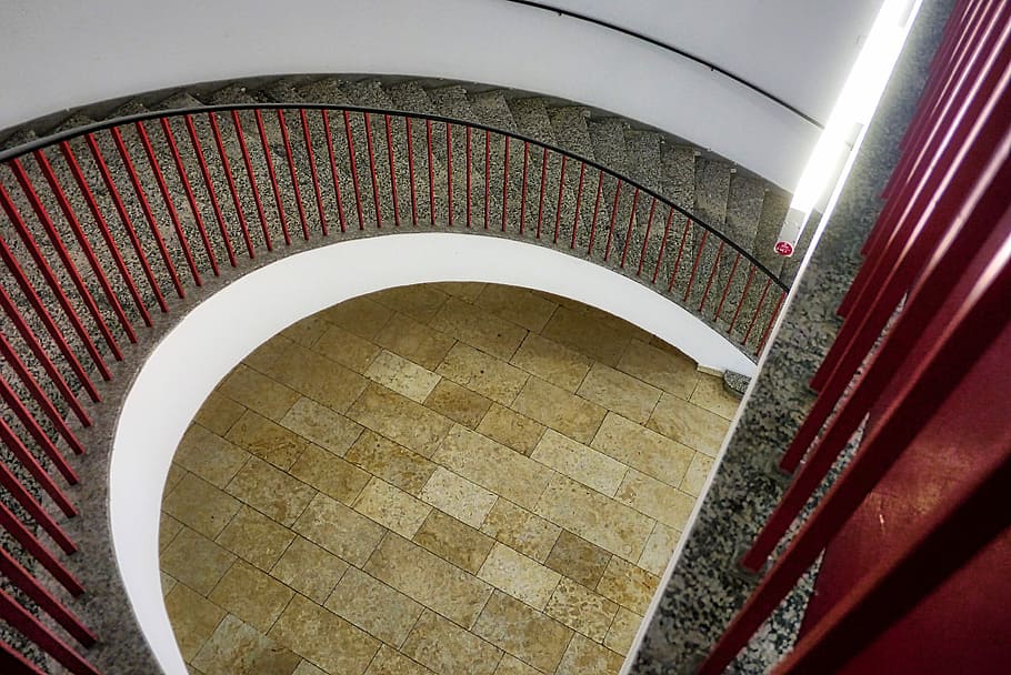 arquitectura, nivell, edifici, dins, escales, pujar, descens, barana, sala, arc, llum, Església, a l'interior, estructura construïda, vista d’angle alt, escala, patró, sòls, marbre, corba, passos i escales, cap gent, modern, rajola, arcade, espiral, escala de cargol, sòl de rajoles, columna arquitectònica, luxe, sostre, ornamentat, vestíbul d'entrada, netejar, 4K