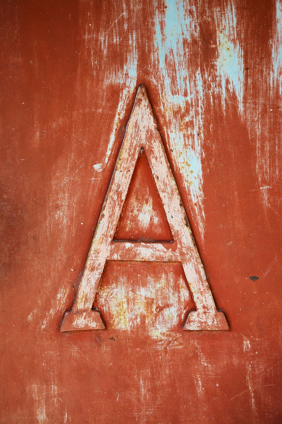 stadig, elementer, ting, prægede, udhugget, brev, -en, grunge, maling, træ, kunst, murbygningsfunktion, ingen mennesker, rød, fuld ramme, tæt på, træ - materiale, dag, forvitret, baggrunde, gammel, væg, form, metal, rusten, udendørs, meddelelse, tekstureret, arkitektur, bygget struktur, trekant form, 4K