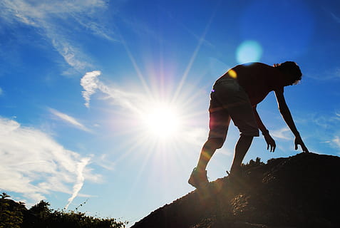 sol, luce, ombra, asciutto, contrasto, cielo, riflesso lente, luce del sole, sole, silhouette, attività di svago, stili di vita, natura, persone reali, nuvola - cielo, raggio di sole, blu, bellezza nella natura, lunghezza intera, giorno, persone, Inquadratura dal basso, luminosa, montagna, all'aperto, 2K, CC0, dominio pubblico, privo di copyright