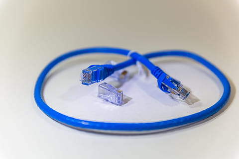 red, comunicación, datos, redes, cable, tecnología, equipo, Internet, conexión, enchufe de conexión de red, cable de computadora, Red de computadoras, azul, tecnología inalámbrica, computadora, negocio, equipo de computadora, de cerca, nadie, adentro, separar, comunicaciones globales, cableado, teléfono, equipo eléctrico, economía, linea telefonica, 5K, CC0, dominio público, libre de derechos