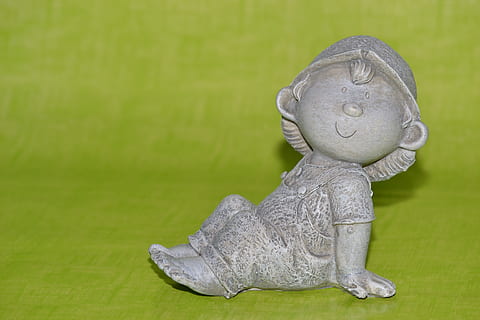 kabouter, trol, dichtbij, keramisch, figuren, keramische figuren, zitten, jongen, groene kleur, geen mensen, gras, kinderjaren, detailopname, dag, vertegenwoordiging, kunst en ambacht, menselijke representatie, creativiteit, beeldhouwwerk, speelgoed-, focus op de voorgrond, stilleven, mannelijke gelijkenis, beeldje, ambacht, standbeeld, enkel object, binnenshuis, natuur, 4K, CC0, publiek domein, royaltyvrij