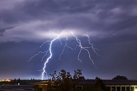 nach vorne, Himmel, Gewitter, Blitz, Natur, Wetter, Regen, Donner, dramatisch, Sturm, wolke - himmel, Kraft in der Natur, Schönheit in der Natur, Sturmwolke, Dramatischer Himmel, gegabelter Blitz, Leistung, Warnschild, Nacht-, Umgebung, Zeichen, bedeckt, Kommunikation, die Architektur, Elektrizität, keine Leute, draußen, bedrohlich, extremes Wetter, lila, 1080P, CC0, gemeinfrei, lizenzfrei