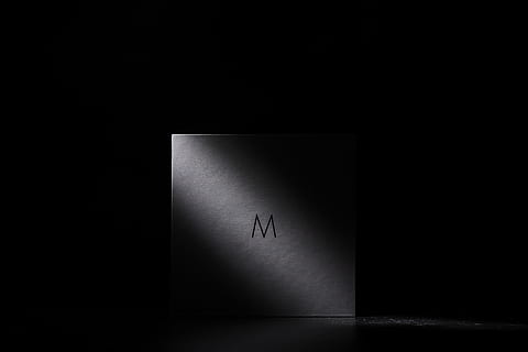 ダーク, 夜, 光, 影, メートル, コーナー, 黒と白, 屋内で, スタジオ撮影, 黒の背景, 無人, 紙, コピースペース, スポットライト, 単一オブジェクト, 黒色, 単純さ, 創造性, ドア, エントランス, 神秘, テキスト, 閉じる, 国内の部屋, 5K