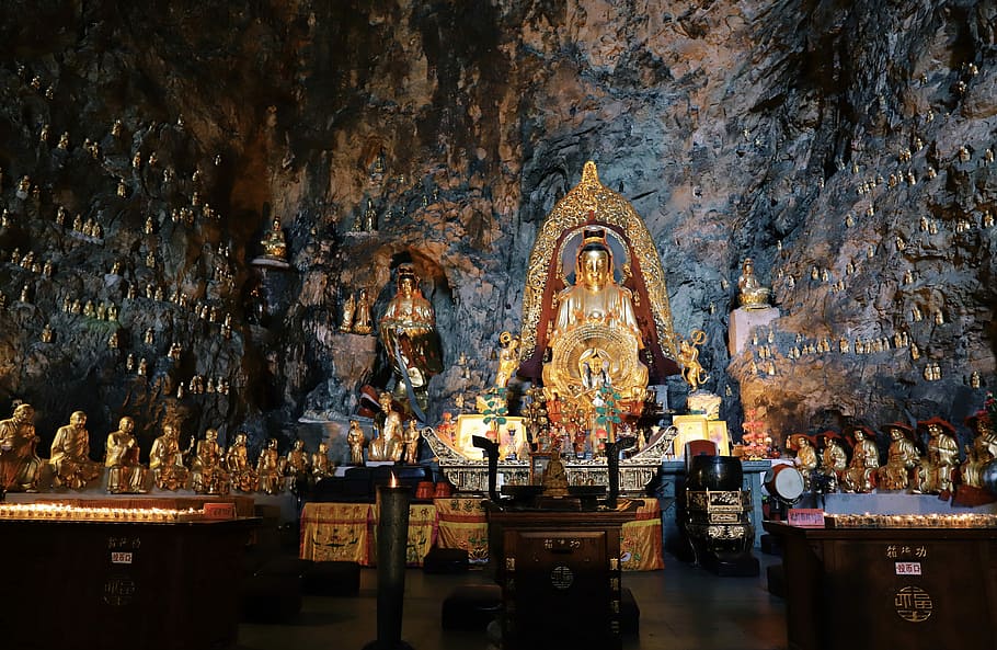 landskabsfotografering, guld statue parti, hinduisk guddom statue, tempel, hule, buddha, statue, gylden, buddhisme, helligdom, religion, tro, mørk, skinnende, humør, spiritualitet, sted for tilbedelse, skulptur, bygget struktur, arkitektur, repræsentation, bygning, menneskelig repræsentation, indendørs, Kunst og håndværk, ingen mennesker, mandlig lighed, rejsemål, alter, udsmykkede, idol, 5K