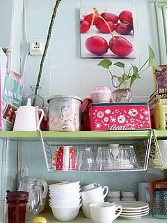 cuisine, vaisselle, tasses, navires, thé, rayonnage, récipient, étagère, équipement ménager, chambre domestique, grand groupe d'objets, à l'intérieur, personne, cuisine domestique, maison, Nourriture et boisson, arrangement, nature morte, choix, variation, bol, tasse, journée, empiler, ustensile de cuisine, 2K, CC0, domaine public, libre de droits