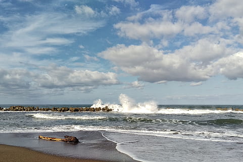 Himmel, Wolke, Wind, Meer, Meer ------- Strand, Welle, Wind, Meer, Strand, Treibholz, Landschaft, natürlich, Natur, Schönheit in der Natur, Wasser, wolke - himmel, Bewegung, Land, Horizont, Surfen, Wassersport, Sport, Horizont über Wasser, Szenen - Natur, Tag, Leistung, draußen, Kraft in der Natur, brechen, 4K, CC0, gemeinfrei, lizenzfrei