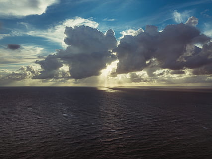 Meer, Vogel, Augenansicht, Natur, Himmel, Strand, Vogelperspektive, Wolken, wolkig, dunkel, dunkle Wolken, Umgebung, Horizont, Ozean, draußen, Wellen, Landschaft, szenisch, seelandschaft, Wasser, wolke - himmel, Szenen - Natur, Schönheit in der Natur, Horizont über Wasser, Ruhe, ruhige Szene, keine Leute, idyllisch, Sonnenlicht, Tag, Ufergegend, Sonnenstrahl, 4K, CC0, gemeinfrei, lizenzfrei