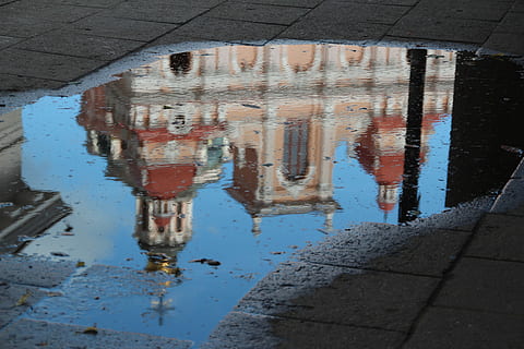 vilnius, Lituània, Europa de l'est, façana, barri antic, arquitectura, històricament, cases de façanes, Gable, duplicació, reflexió, bassal, aigua, cap gent, a l'aire lliure, dia, humit, estructura construïda, ciutat, exterior de l'edifici, pluja, carrer, naturalesa, edifici, vell, temporada de pluges, vista d’angle alt, transport, 5K, CC0, domini públic, lliure de regalies